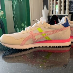 NWOT Asics Tiger Runner size 8